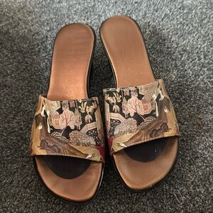 Icon Pekinese Pal Mid Wedge Slide Leah